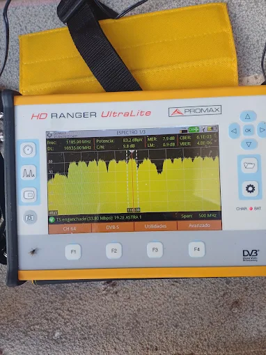 Medidor de campo Promax HD RANGER UltraLite midiendo la señal de satélite, con el espectro visible en pantalla.